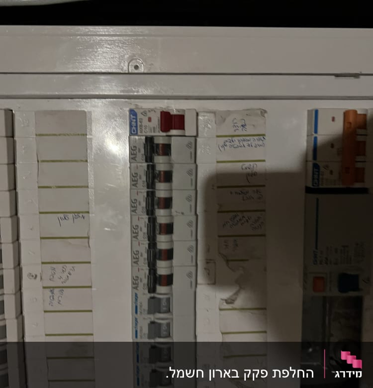 לוח חשמל עם מפסקים ומתגים שונים